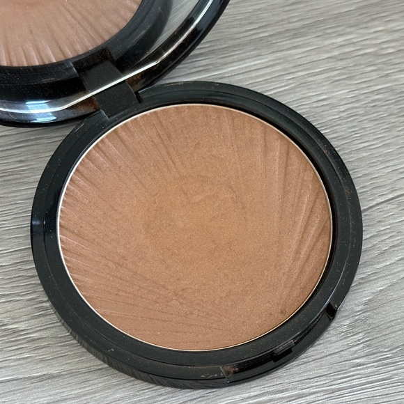 Armani Beauty  Luminous Silk Creamy Bronzing Powder - Color: 100 sunkissed sand - Picture 2 of 5